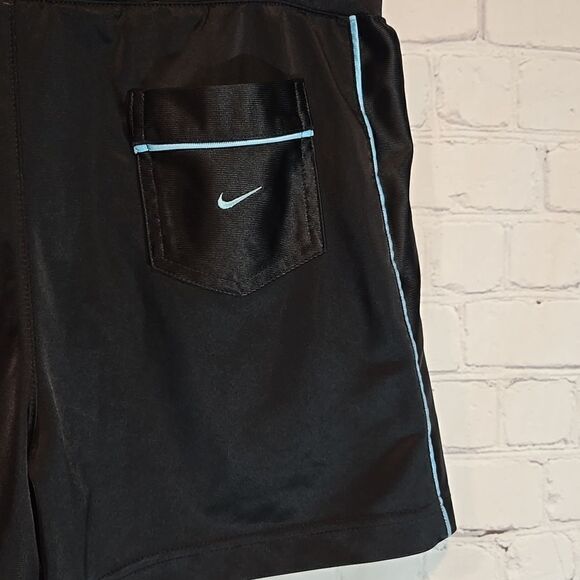 Girl's size 16/XL black Nike shorts - Picture 5 of 7